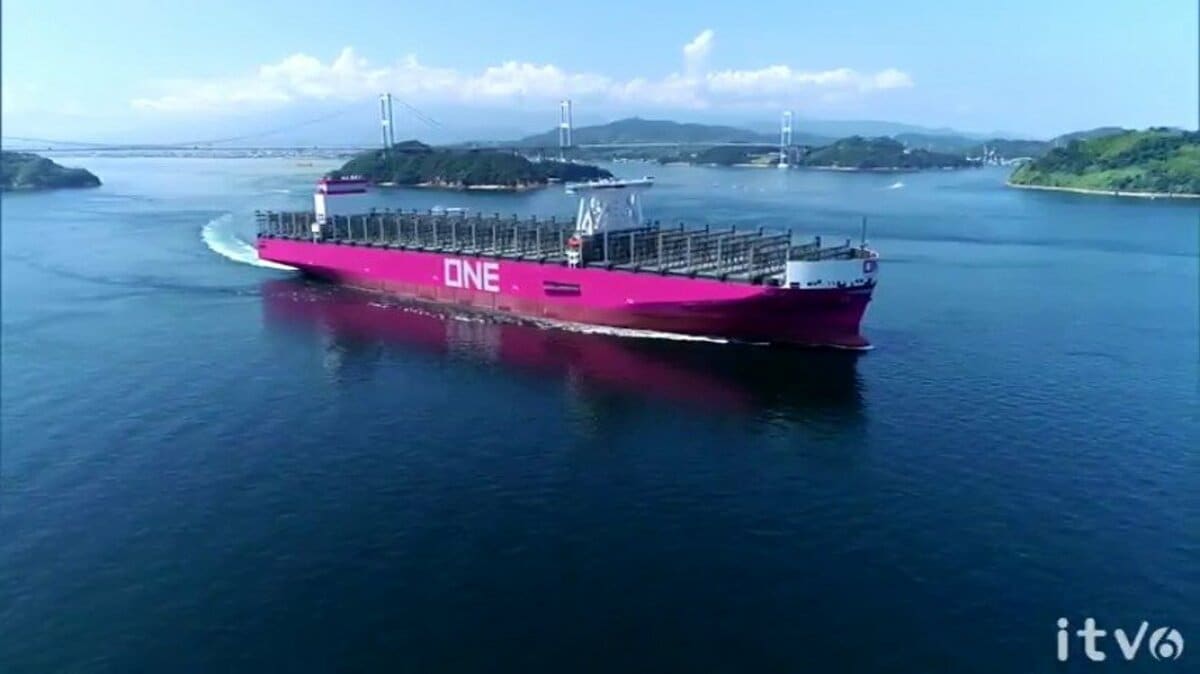 もはや建造物」長さ400m！世界最大級コンテナ船に潜入！巨大船