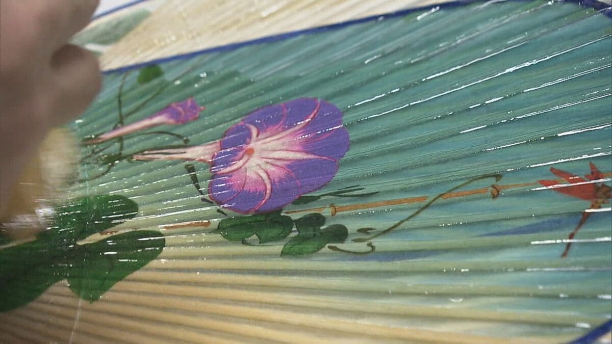 透き通った「水うちわ」作り最盛期 鵜飼いやアサガオなどが涼しげに