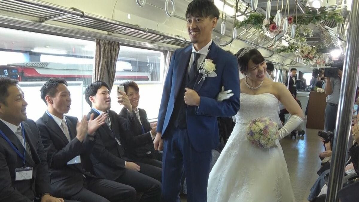 走る列車の中で結婚式 金山～名鉄岐阜の片道約50分を貸し切りで 新郎