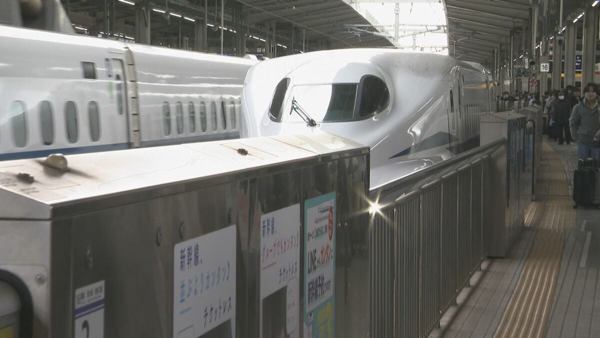 “最大9連休”の年末年始 帰省ラッシュがピーク JR名古屋駅の新幹線ホームは朝から家族連れなどで混雑 中部空港も出国ラッシュ 帰国のピークは来年1月3日の見込み
