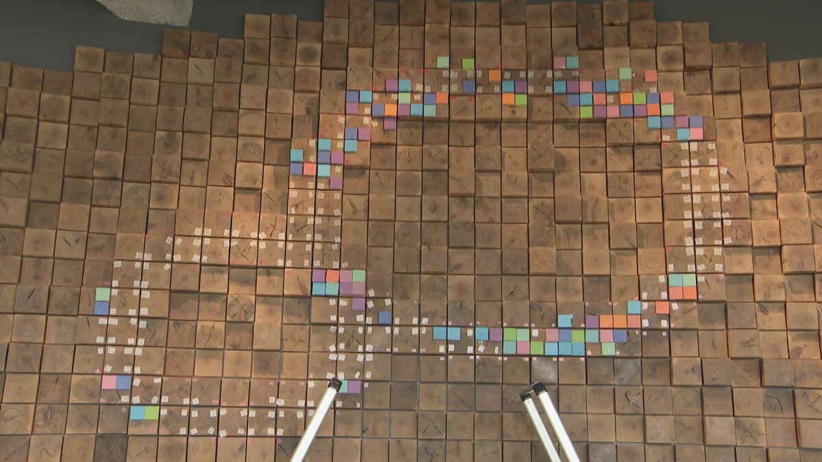 子どもたちがウォールアートに挑戦 思い思いに色付けした木片でロゴが完成 リニューアルした名古屋のパロマ瑞穂スタジアム併設の総合案内所のオープン記念イベント