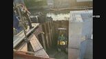 つり上げ中の小型の重機が落下し壁と挟まれる…　下で支えていた男性作業員（48）が死亡　橋の架け替え工事中に　名古屋・瑞穂区|TBS NEWS DIG