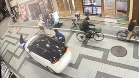 【速報】防犯カメラが捉えた…警察官ボンネット乗せて逃走　殺人未遂容疑で捜査　大阪・岸和田市の商店街で|TBS NEWS DIG
