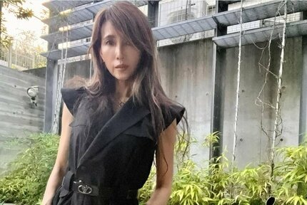 工藤静香 】 「打ち合わせで久しぶりのワンピース。ディティールも素敵