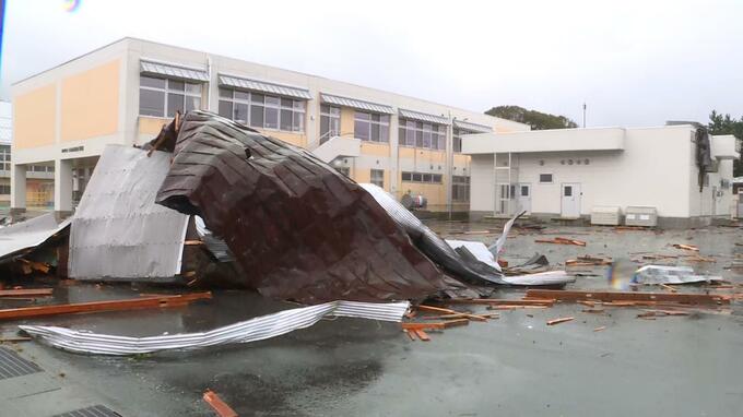 気象台職員が正午に現地入り『突風とみられる現象について』調査　「トタン屋根が電柱まで飛んでいる」倉庫の屋根が小学校まで飛び窓ガラス割れ、木片などが散乱…　臨時休校に　青森|TBS NEWS DIG