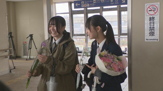 旅立ちを祝う花「エアリーフローラ」駅利用の高校卒業生に贈る 「支えてくれた人たちに感謝」「夢に向かって頑張りたい」|TBS NEWS DIG