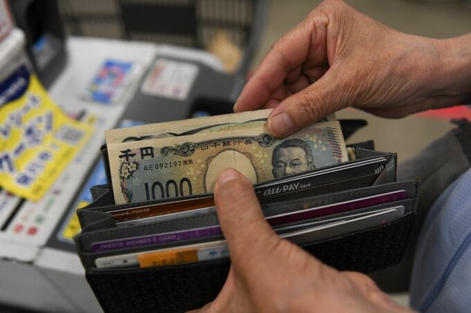 7月の実質賃金を下方修正、7カ月連続マイナスに－特別給与が押し下げ