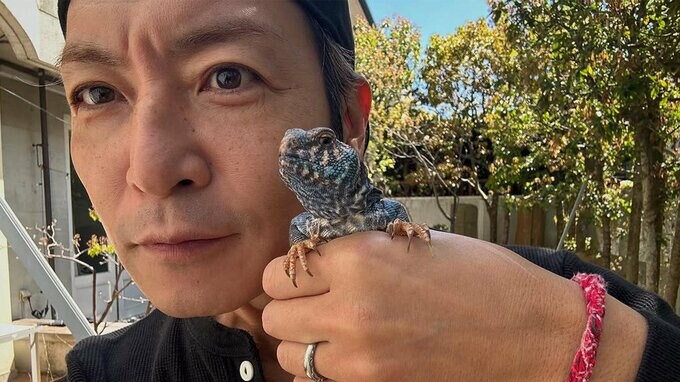 【つるの剛士】ペットのトカゲ公開「今日は超絶快晴　にじおもご機嫌」 「つるのさんとにじお君のツーショット　カッチョいいです」「日に日ににじおがイケメンになってきてる！」などの声|TBS NEWS DIG