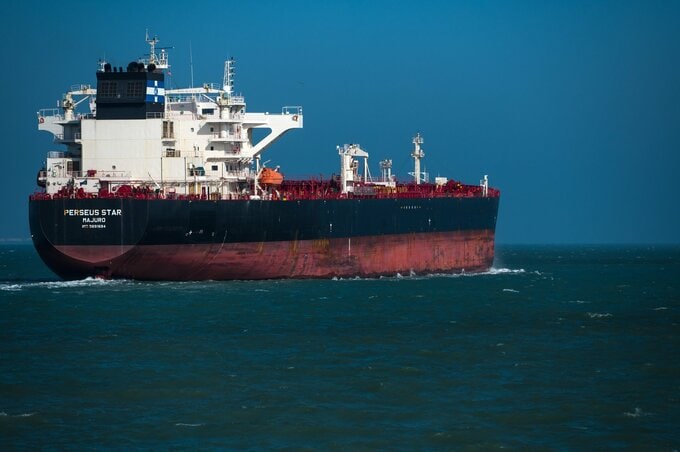 イランがホルムズ海峡通航を警告､「海軍が完全に支配」-ファルス通信