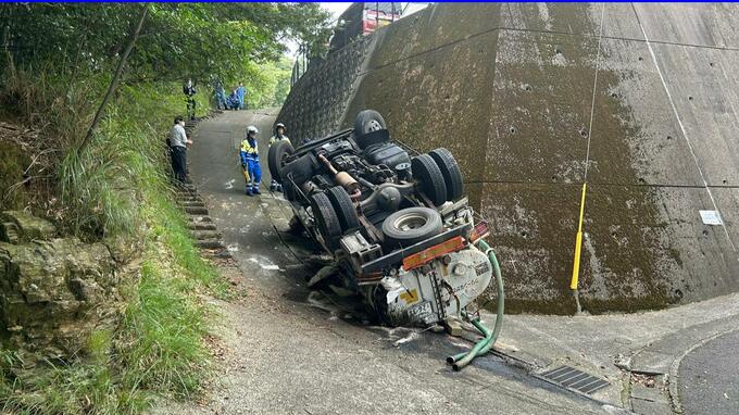 【原因は？】長崎市三和町でバキュームカー横転　浄化槽用の水を運搬中　中身の流出なし|TBS NEWS DIG