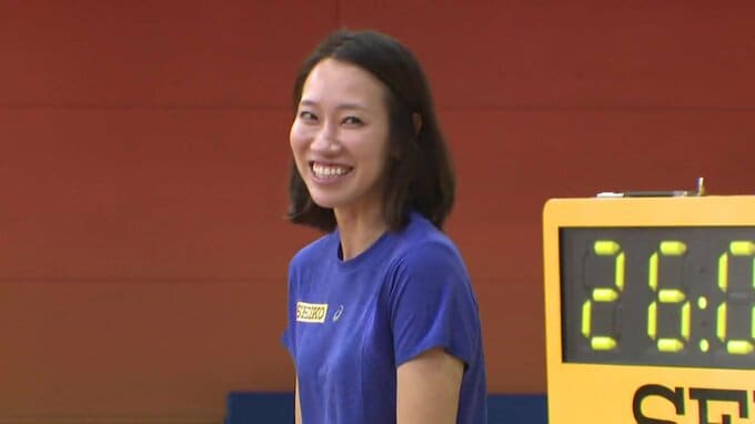 小学生に走り方を教える福島千里さん