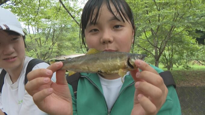 中学生がアユ釣りに挑戦「私のファーストキスはアユ」ふるさとの自然を満喫|TBS NEWS DIG