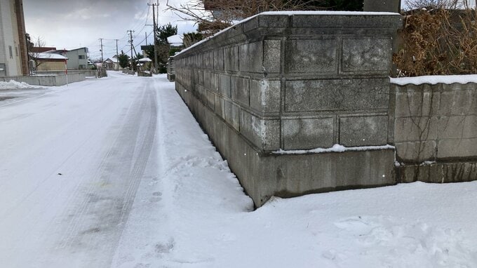 スリップ事故の可能性　軽ワゴン車がブロック塀に衝突し男性死亡　青森県五所川原市|TBS NEWS DIG