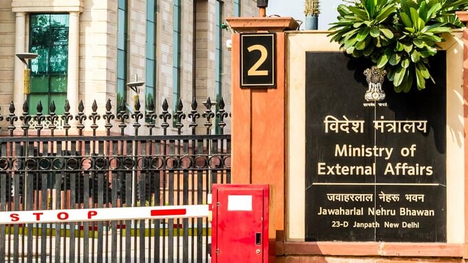 インドとパキスタンの軍艦がアラビア海で衝突、緊張再燃