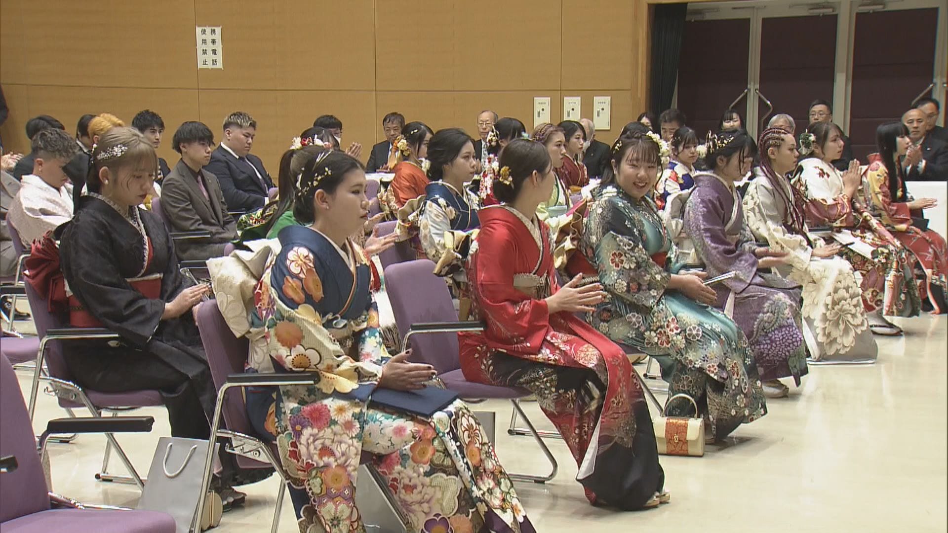 あでやか振り袖　真新しいスーツ姿で「二十歳の集い」　新成人ら「責任感持ちたい」と決意新た