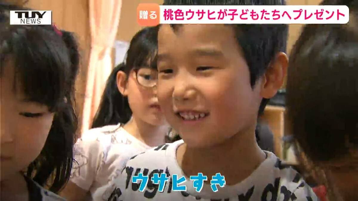 人気非公式キャラ「桃色ウサヒ」がプレゼントを持って登場！にっこにこ