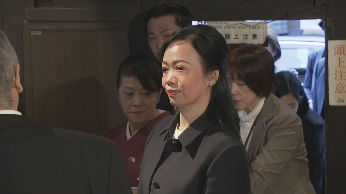 ベトナム・ハノイと福岡県 友好提携15周年 国家主席夫人が博多人形の絵付け体験 TBS NEWS DIG フォトギャラリー