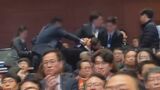 韓国大統領の目の前で…抗議する野党議員を警護担当者が制圧、野党側は「過剰警備」と批判|TBS NEWS DIG