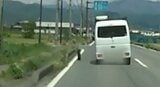 【前を走る車のタイヤが外れる瞬間画像】前方に転がったタイヤは電柱に当たって跳ね返り…目撃した40代男性「跳ね返ったタイヤが向かってこないか心配だった…」ナット締め付け不足や締め過ぎによるボルト破断に注意|TBS NEWS DIG