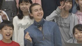 ウクライナ人歌手が日本の小学校で平和授業「ウクライナのことを発信し続けてほしい」|TBS NEWS DIG