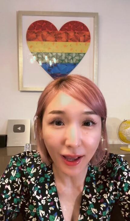 加護亜依さん 「何気にピンクヘアお気に入り」 赤色系コーデ披露 応援 