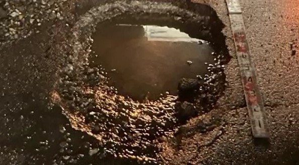 約30台の車が相次いでパンク…原因は【大雨による道路陥没】「あれ？車がガコンと落ちて、そのままポンと上がって…」「突然、ダン！という音が…」長野・松本市の県道、車線左端に縦1メートル30センチ、横90センチ、深さ17センチの穴…大雨で舗装はがれたか？　|　SBC NEWS | 長野のニュース | SBC信越放送