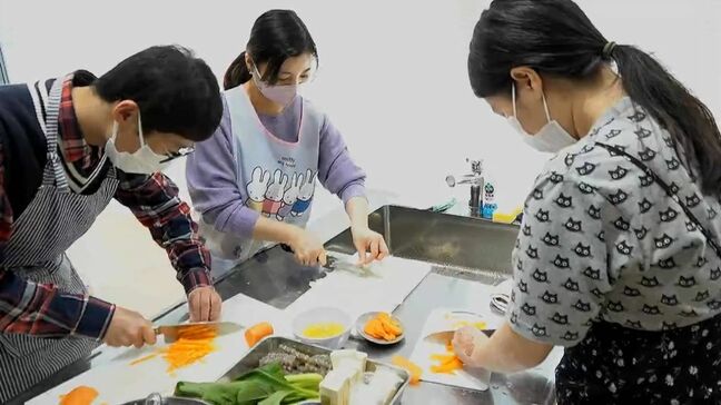 外国人が正月料理作りを体験　初めて見る高野豆腐に驚く場面も　鹿児島|TBS NEWS DIG