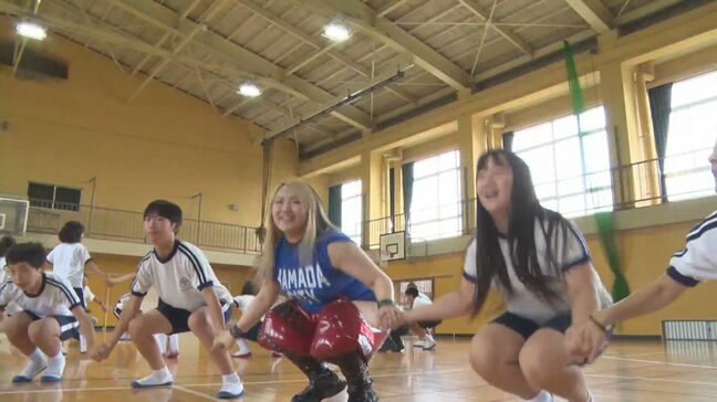「みんなで好きなものを大事に。それがそれぞれの支えになる」プロレスラー青木いつ希さん　島根県浜田市の母校の小学校で出前授業|TBS NEWS DIG