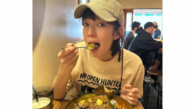 【 佐藤栞里 】　「カレーだねって　とってもいい汗かけました」「はちみつラッシーもだいすきです」　最新のオフショットを公開「わぁ〜美味しそう」「カレー食べて汗かくと爽快だ〜」　反響続々|TBS NEWS DIG