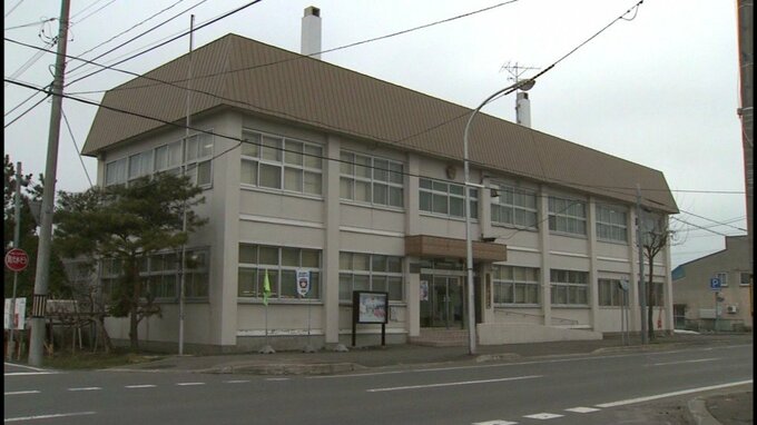 国道走行中のダンプカーからタイヤ2本が脱落⇒1本が反対車線のタンク車に衝突　けが人なし　国道5号線　北海道長万部町|TBS NEWS DIG