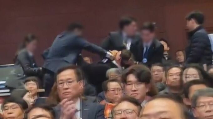 韓国大統領の目の前で…抗議する野党議員を警護担当者が制圧、野党側は「過剰警備」と批判
