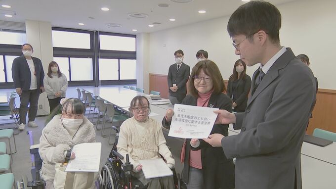 国指定難病「表皮水疱症」治療薬の早期承認を求めて厚生労働省に要望書提出|TBS NEWS DIG