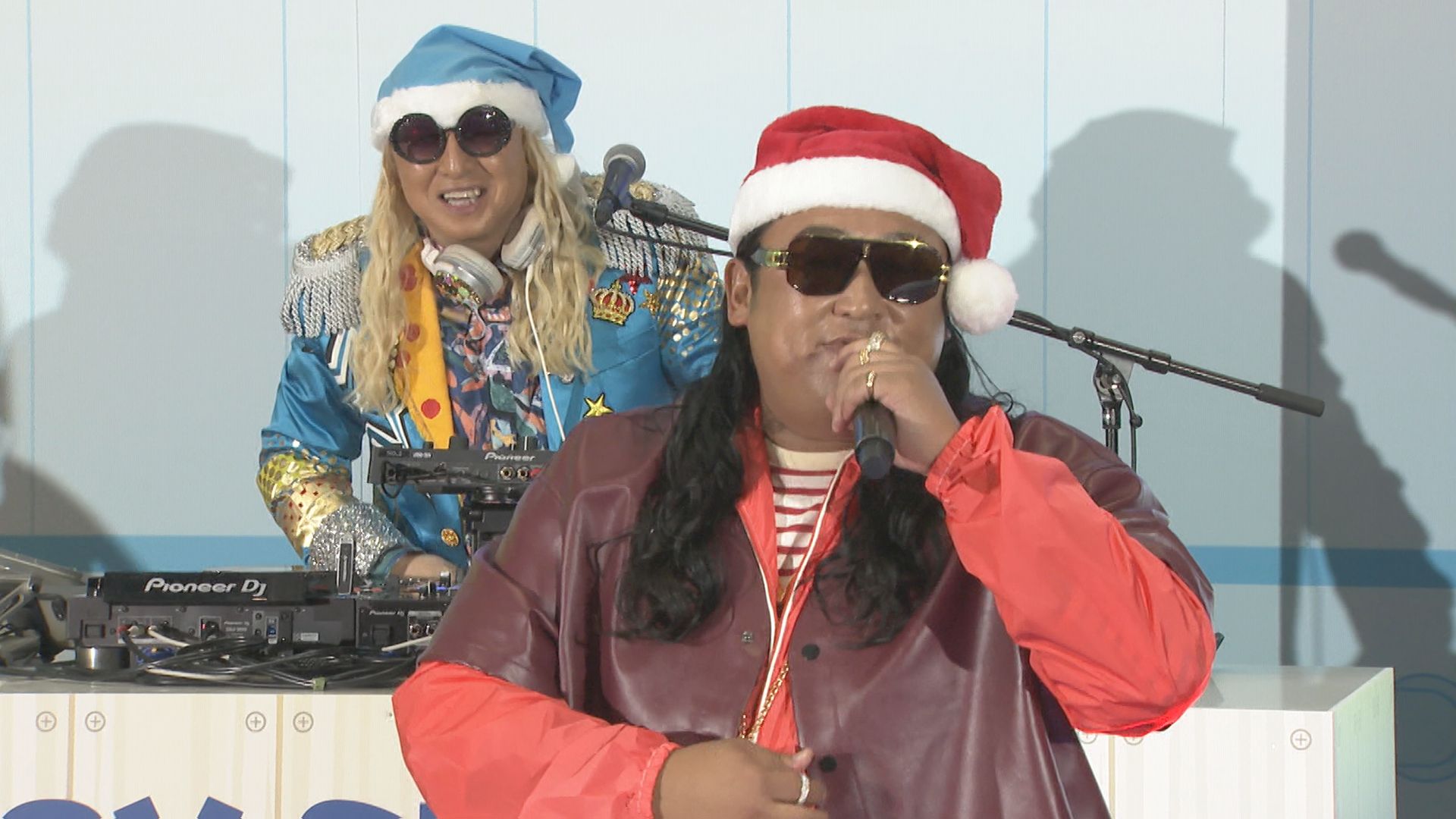 ロバート・秋山竜次 】 DJ KOOとの異色コラボに 「ロン毛組合に入って