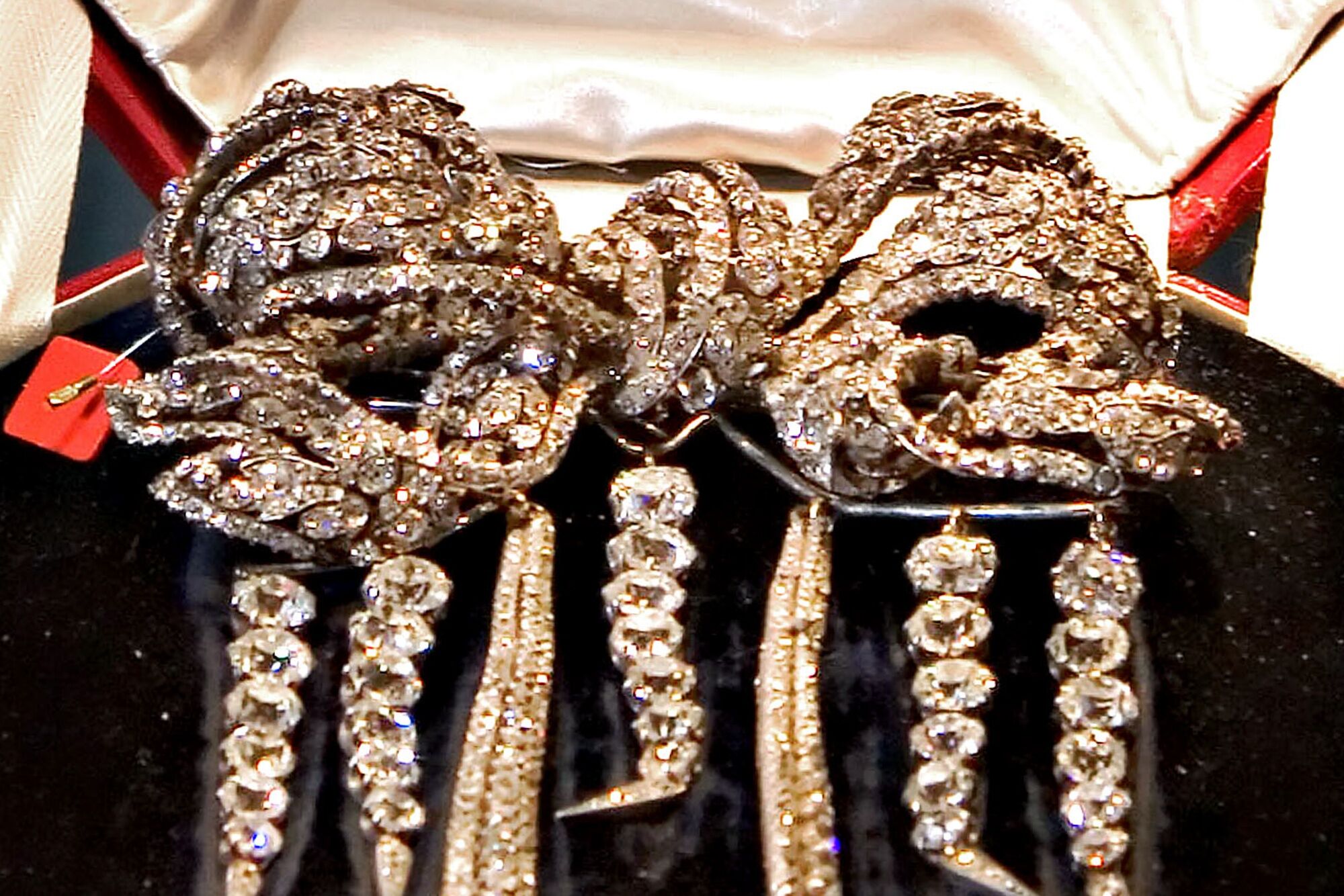 ルーブル美術館の盗品、売りさばくのも至難の業－闇市場か分解か | TBS