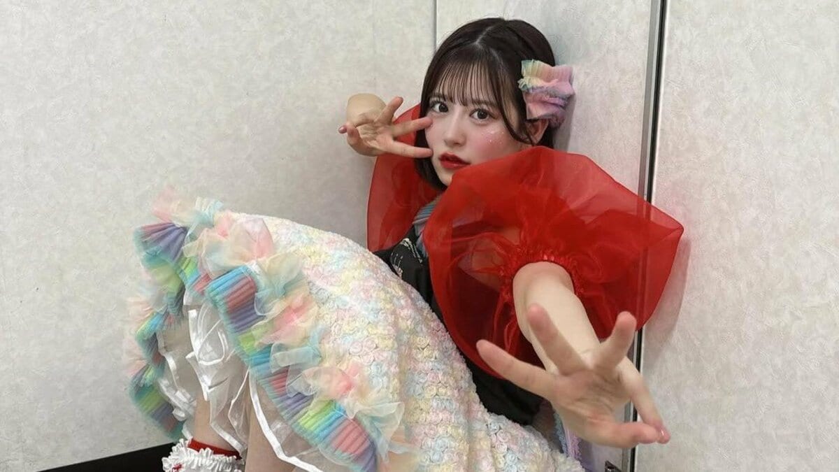 FRUITS ZIPPER】月足天音「落ちてます」 ポーズを決めて “すみっこ” に