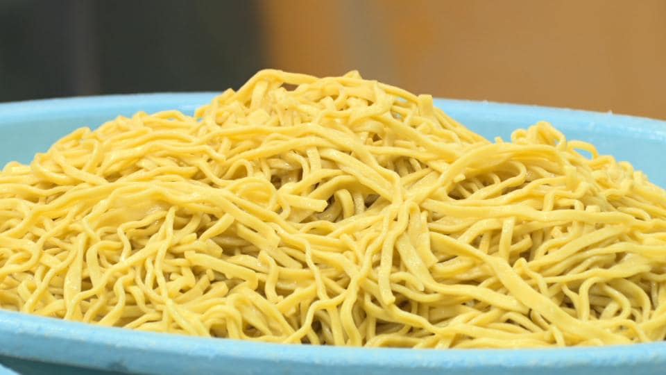 年越し「沖縄そば」の生産ピーク　製麺所は大忙し　75万食の行方は県内7割、県外3割