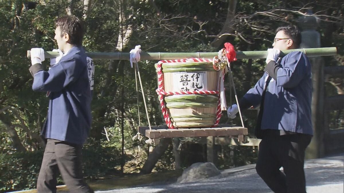 芳醇な香りと濃いうま味　できたての「伊勢醤油」5樽を伊勢神宮に奉納　1992年から毎年　