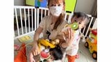 【 中川翔子 】 「秘技!!ダブル飲ませ!!」双子との育児ショット公開 “ひざまくら争奪戦”や抱っこ紐での料理姿を披露|TBS NEWS DIG