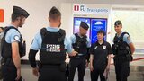 バドミントン日本代表 フランスに到着 空港警備員に囲まれた山口茜「いよいよだなって」【パリ五輪】|TBS NEWS DIG