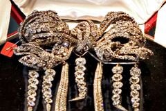 ルーブル美術館の盗品、売りさばくのも至難の業－闇市場か分解か| TBS CROSS DIG with Bloomberg