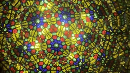 ステンドグラスの万華鏡 組み方でガラリと変わる模様が芸術的 自分で作る万華鏡が子どもたちを