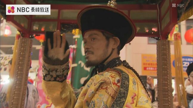 雨天のなかの「皇帝パレード」 V・ファーレン長崎の山口蛍選手が凛々しい姿で登場【長崎ランタンフェスティバル】|TBS NEWS DIG