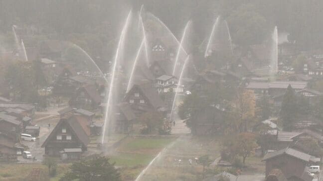 クマ警戒の中…世界遺産・白川郷の合掌集落で一斉放水訓練　かやぶき屋根に水のアーチ 岐阜・白川村|TBS NEWS DIG