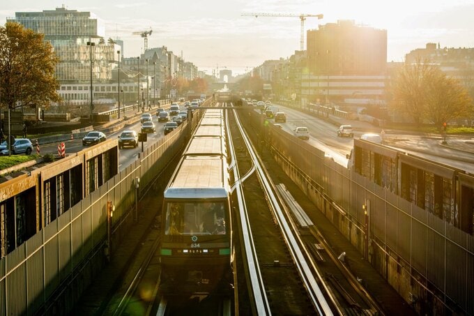 パリ地下鉄で刃物による襲撃事件、女性3人が負傷－パリジャン紙