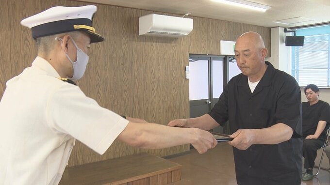 プレジャーボートが転覆して釣り人2人が海に…　救助したのは6人の漁師「偶然見かけたからよかったが見えなかったら…」漁師たちに青森海上保安部から感謝状　青森県外ヶ浜町|TBS NEWS DIG