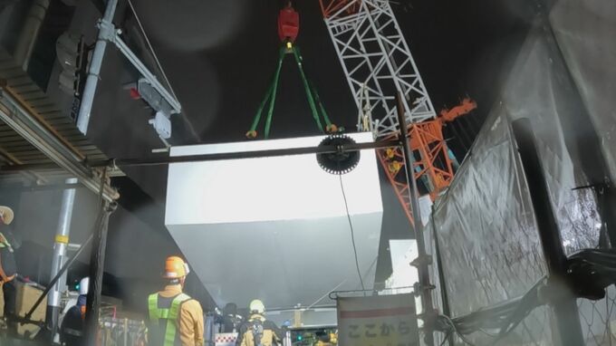 重さ60トン 路面電車乗り入れのカギ 高架を支える大ばりを設置 クレーンで慎重に運び 新広島駅ビル　|　RCC NEWS | 広島ニュース | RCC中国放送