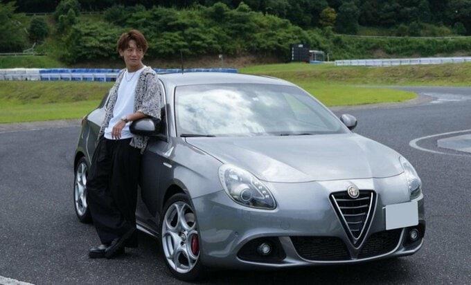 【みちょぱさん・夫】　大倉士門さん　愛車「アルファロメオ」とポーズ　「やっぱりうちの子が1番かっこいい。。♥」|TBS NEWS DIG