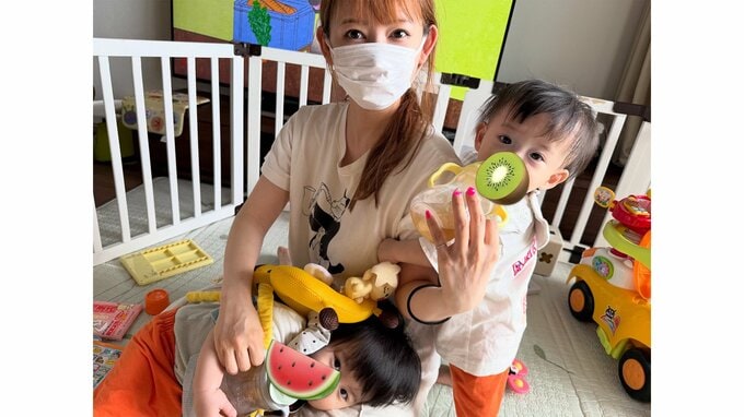 【 中川翔子 】　「秘技！！ダブル飲ませ！！」双子との育児ショット公開　“ひざまくら争奪戦”や抱っこ紐での料理姿を披露|TBS NEWS DIG