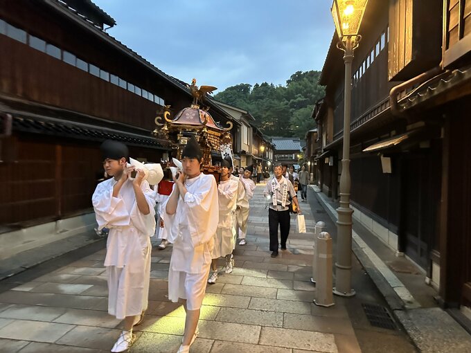「お上がりじゃぞー！」担い手不足の神事に響く学生の声 “毘沙門天が山に登る”金沢・東山茶屋街で伝統の「お上がり神事」　|　石川県のニュース｜MRO北陸放送