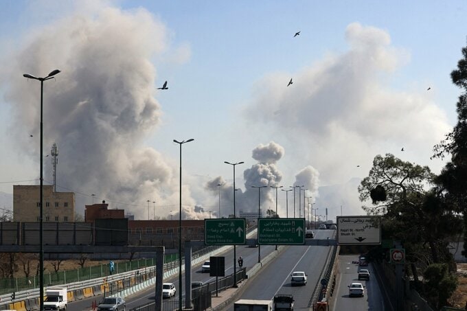 イランが再び攻撃拡大、イスラエルも空爆継続－後継者問題も焦点